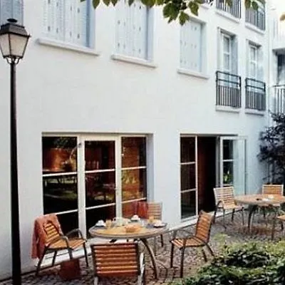 Aparthotel Adagio Paris Montmartre 4*,