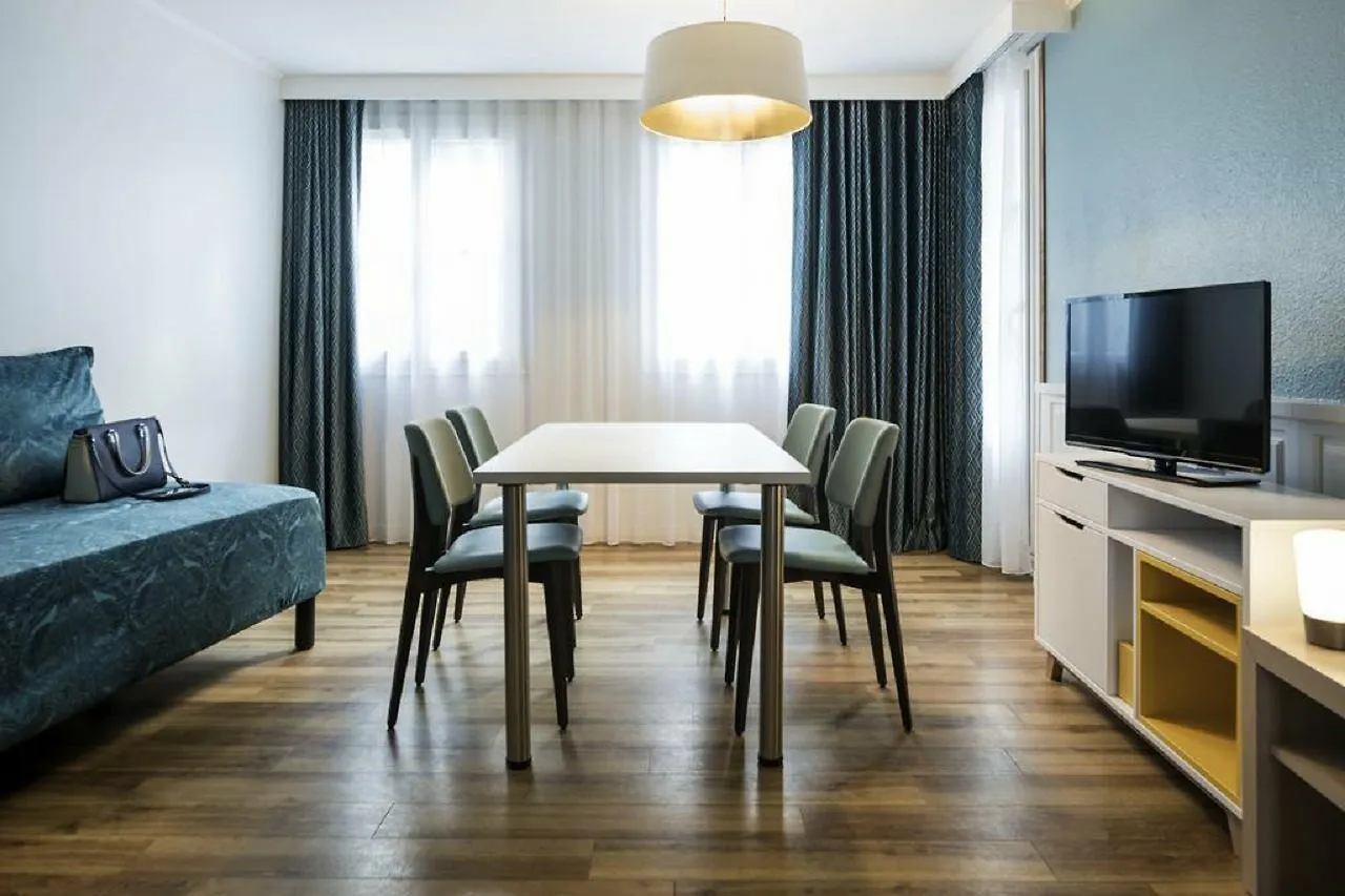 Aparthotel Adagio Paris Montmartre 4*,